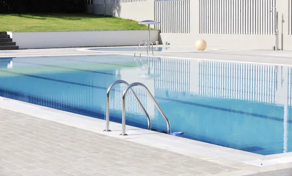 Hotel outdoor swimming pool — Stock Photo, Image