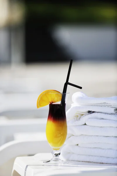 Coctail 烘干与橙色 Att 阳光灿烂的日子在游泳池边与白色毛巾馨窗饰 — 图库照片
