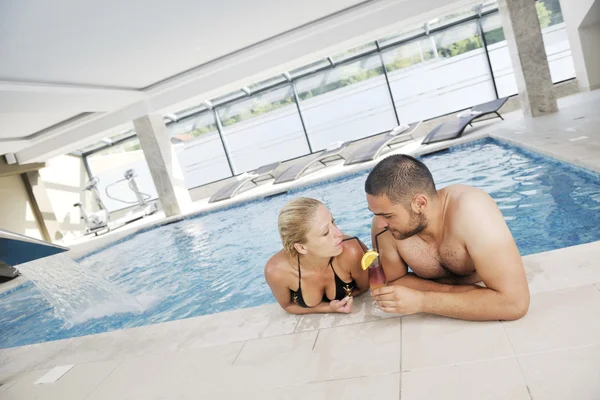 Happy cople relaxing at swimming pool — Stock Photo, Image