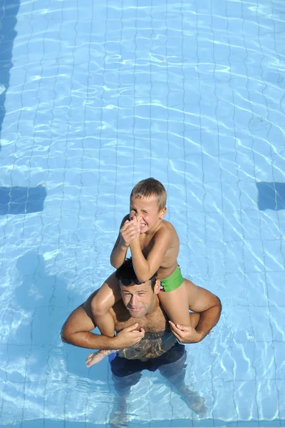 快乐的父亲和儿子在游泳池得开心 — 图库照片