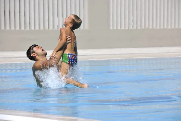 Lycklig Far Och Son Roligt Vid Pool — Stockfoto