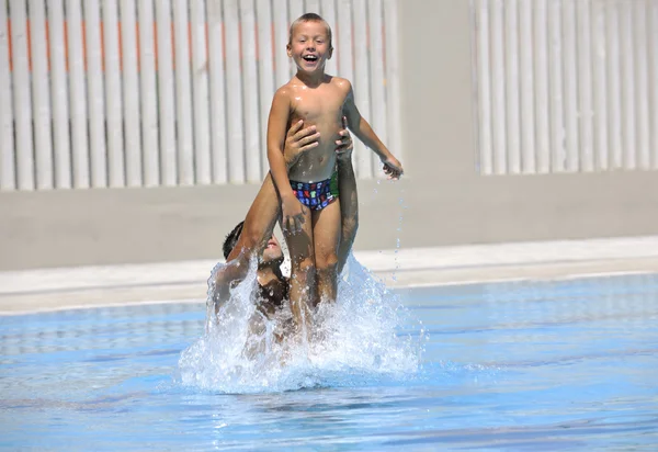 Ευτυχισμένος πατέρας και γιος στην πισίνα — Φωτογραφία Αρχείου