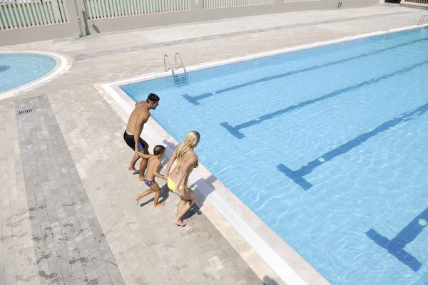 Mutlu Genç Aile Yaz Tatilinde Yüzme Havuzunda Iyi Eğlenceler — Stok fotoğraf