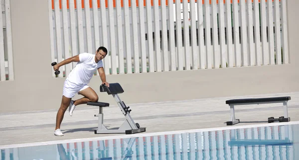 Jovem Atleta Saudável Homem Exercício Beira Piscina — Fotografia de Stock