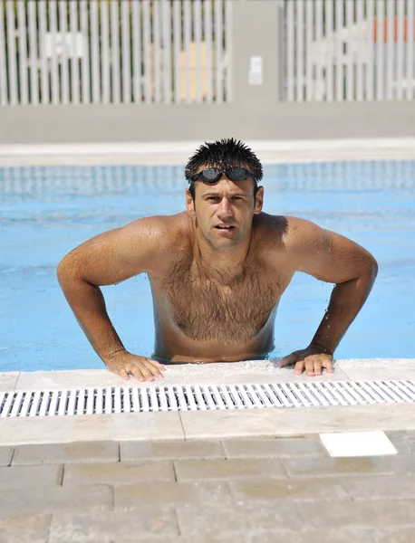 年轻健康的运动员男子在泳池边运动 — 图库照片