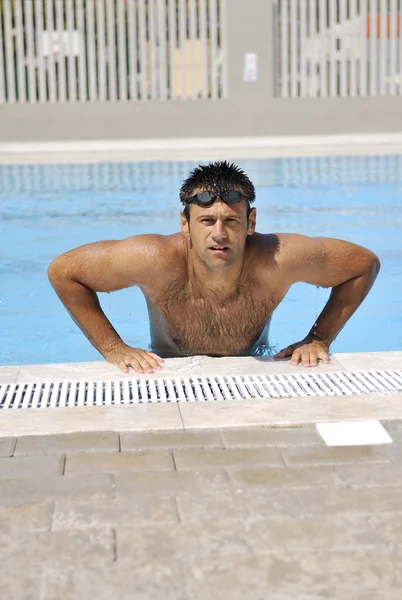 Jong Gezond Atleet Man Oefening Aan Het Zwembad — Stockfoto
