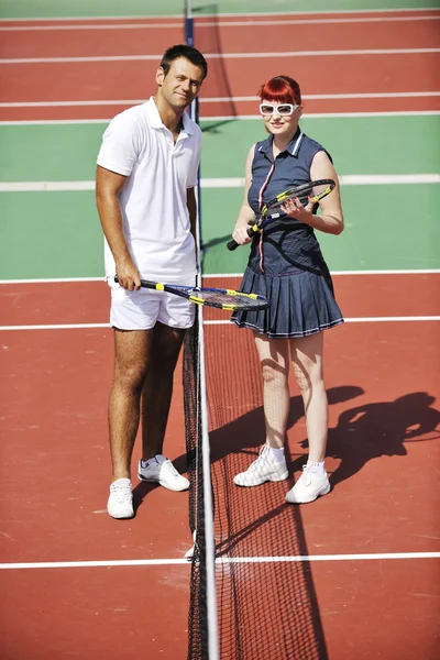 Szczęśliwa Młoda Para Gry Tenis Gry Odkryty Mężczyzna Kobieta — Zdjęcie stockowe