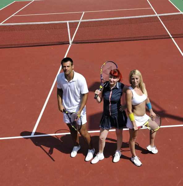 Счастливая Молодая Пара Играть Теннис Открытом Воздухе Мужчина Женщина — стоковое фото