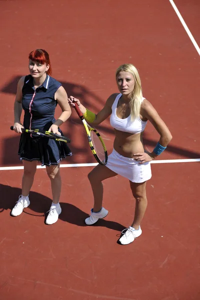 Feliz joven pareja jugar al tenis juego al aire libre — Foto de Stock