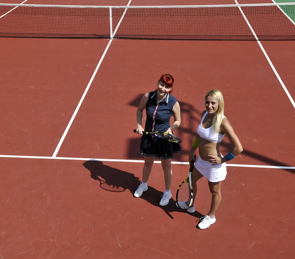 Happy Νεαρό Ζευγάρι Παίξτε Τένις Παιχνίδι Εξωτερική Άνδρας Και Γυναίκα — Φωτογραφία Αρχείου