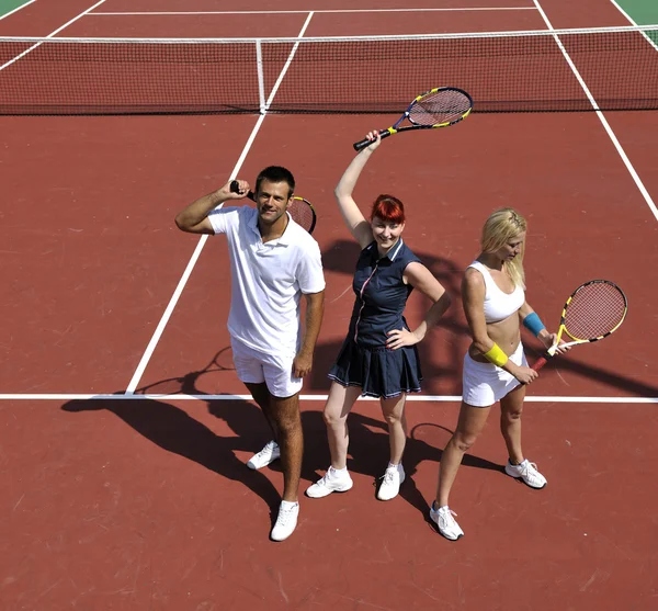Feliz jovem casal jogar tênis jogo ao ar livre — Fotografia de Stock