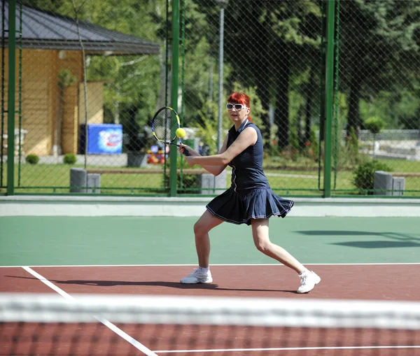 Молода Підтягнута Жінка Грає Теніс Відкритому Повітрі Помаранчевому Тенісному Полі — стокове фото