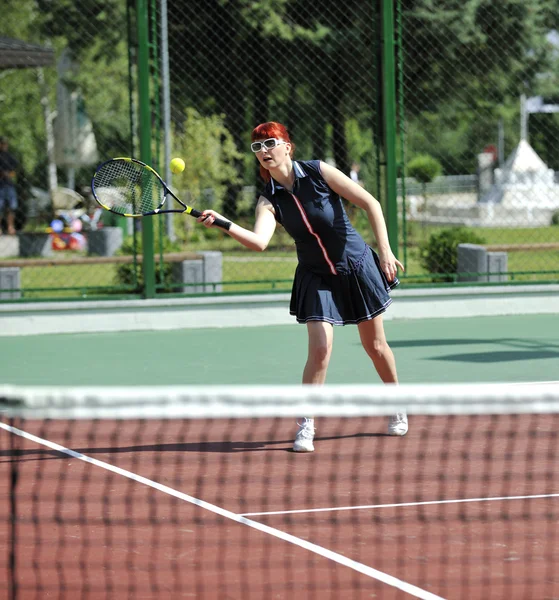 Junge Frau spielt Tennisspiel im Freien — Stockfoto
