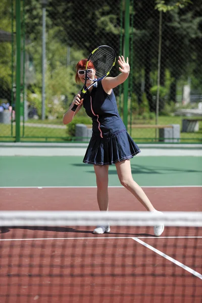 ผู้หญิงสาวเล่นเทนนิสเกมกลางแจ้ง — ภาพถ่ายสต็อก