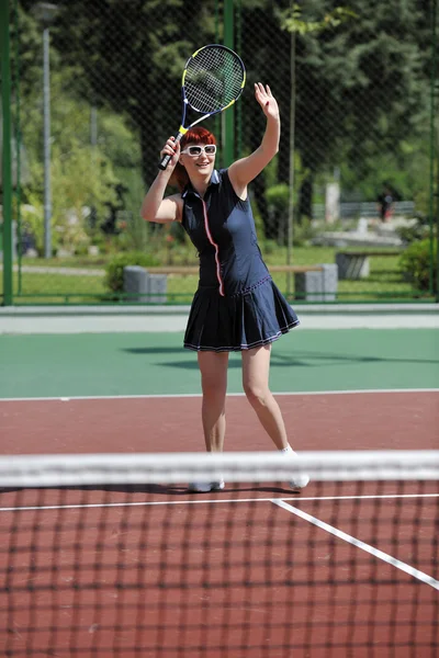 Jovem Apto Mulher Jogar Tênis Livre Campo Tênis Laranja Início — Fotografia de Stock