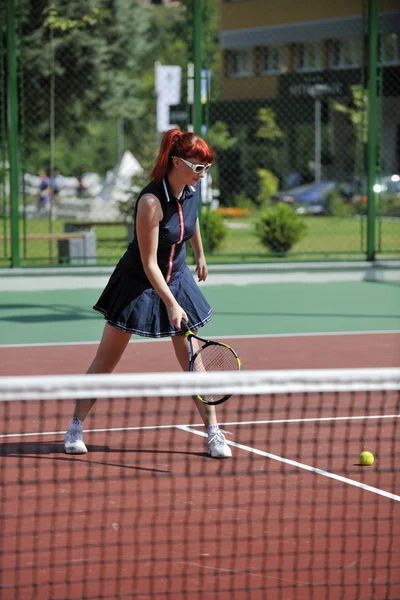 Young woman play tennis game outdoor — Stock Photo, Image