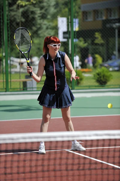 Μικρά Ταιριάζει Γυναίκα Παίζουν Τένις Υπαίθρια Στο Γήπεδο Τένις Του — Φωτογραφία Αρχείου