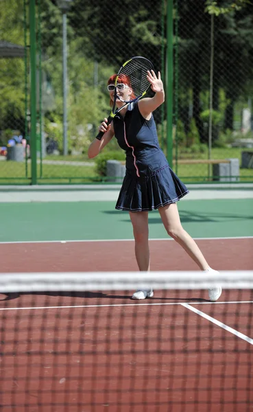 Young woman play tennis game outdoor — Stock Photo, Image
