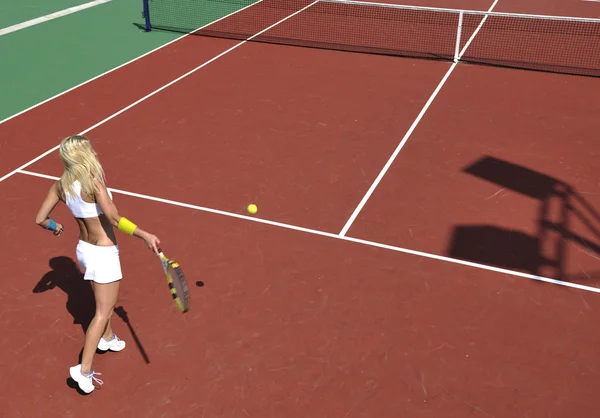 Jeune femme jouer jeu de tennis en plein air — Photo