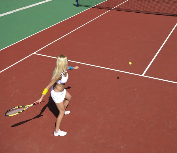 Mujer joven jugar tenis juego al aire libre —  Fotos de Stock