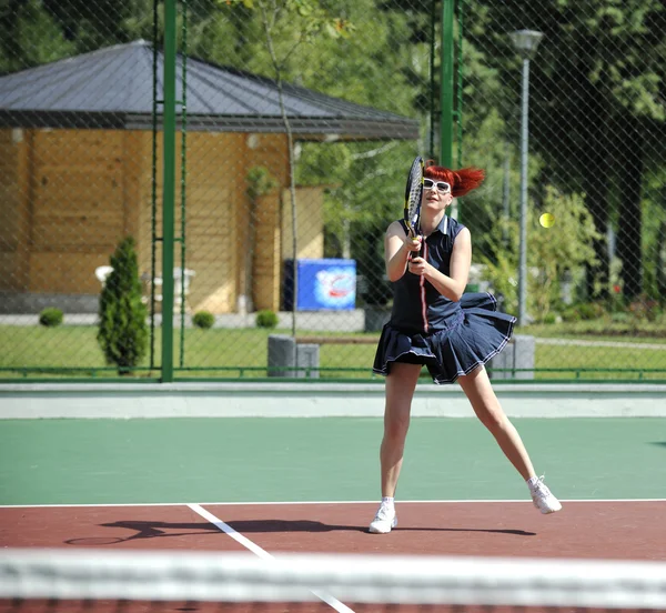 Jovem Apto Mulher Jogar Tênis Livre Campo Tênis Laranja Início — Fotografia de Stock