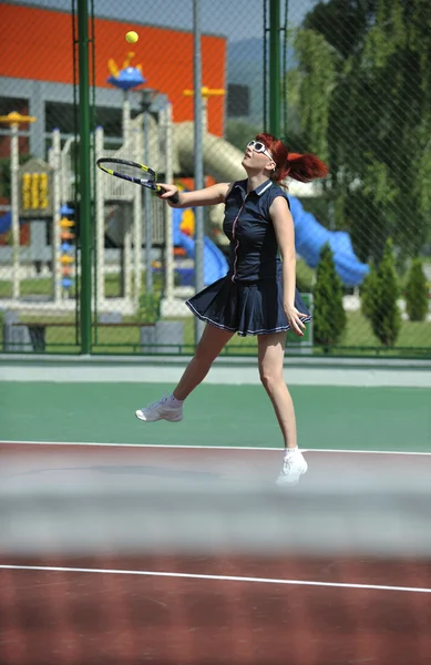Fiatal nő tenisz játék szabadtéri — Stock Fotó