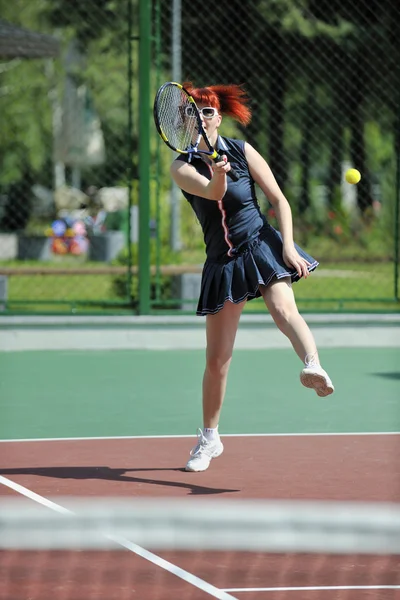 Junge Frau spielt Tennisspiel im Freien — Stockfoto