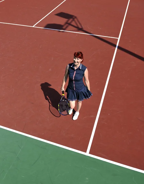 Genç Kadın Oyun Tenis Açık Portakal Tenis Alanında Erken Sabah — Stok fotoğraf