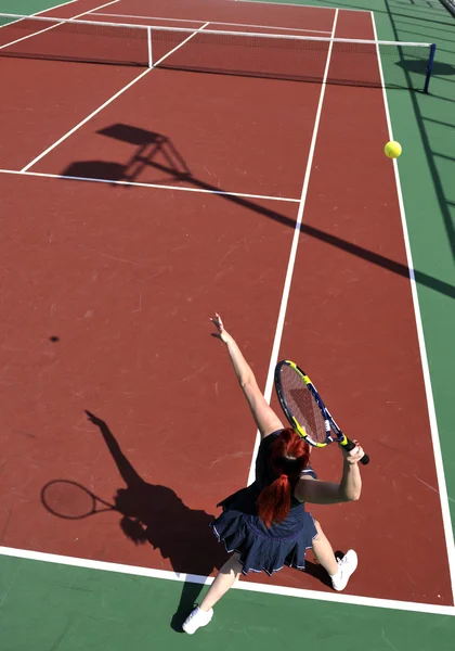 Jonge vrouw Speel tennisspel buiten — Stockfoto