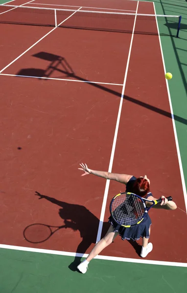 Jovem mulher jogar tênis jogo ao ar livre — Fotografia de Stock