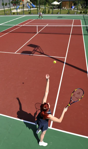 Genç kadın açık tenis oyunu oyna — Stok fotoğraf