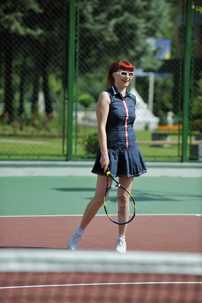 年轻女子玩网球游戏户外 — 图库照片