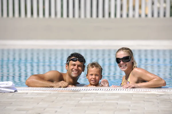 Felice Giovane Famiglia Divertirsi Piscina Vacanza Estiva — Foto Stock