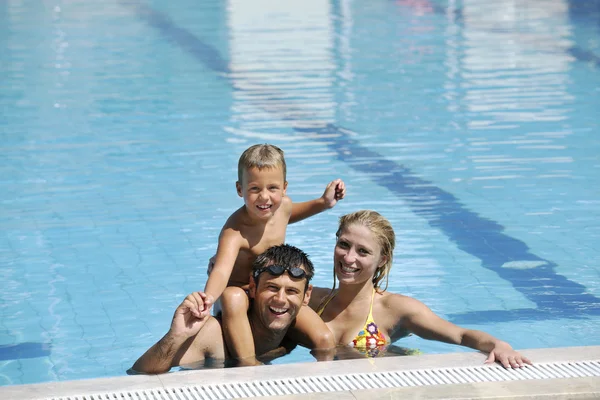 Heureux jeune famille avoir du plaisir sur la piscine — Photo