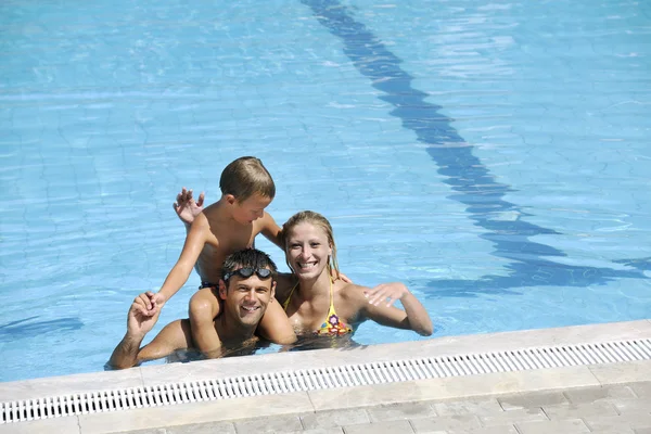 快乐的年轻人在暑假的游泳池里玩得很开心 — 图库照片