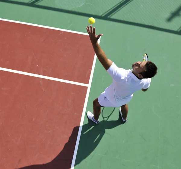 Fiatal Férfi Tenisz Szabadtéri Narancssárga Teniszpályán Kora Reggeli Órákban — Stock Fotó