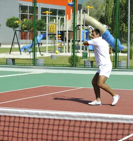 Giovane Giocare Tennis All Aperto Sul Campo Tennis Arancione Mattino — Foto Stock