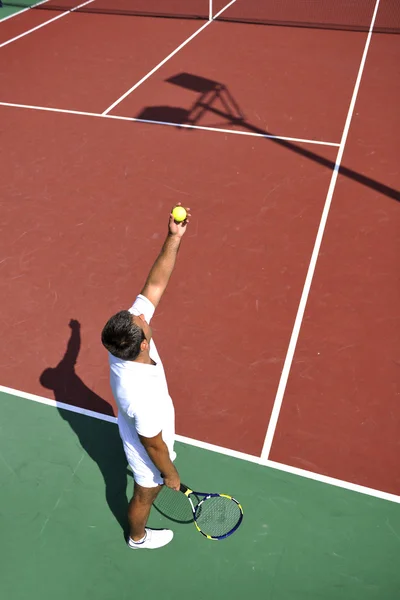 Junger Mann spielt Tennis im Freien — Stockfoto