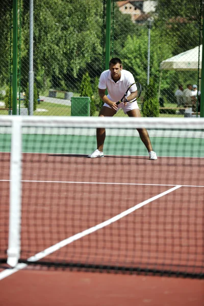 Fiatal férfi tenisz szabadtéri — Stock Fotó