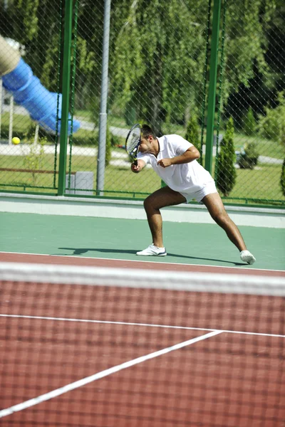 Ung man spela tennis utomhus — Stockfoto