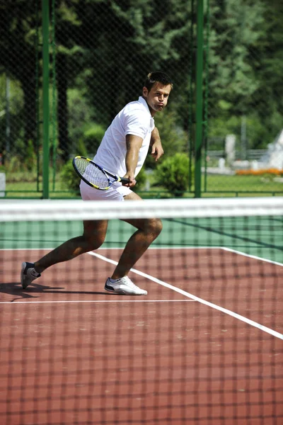 Joven Jugar Tenis Aire Libre Pista Tenis Naranja Mañana Temprano —  Fotos de Stock