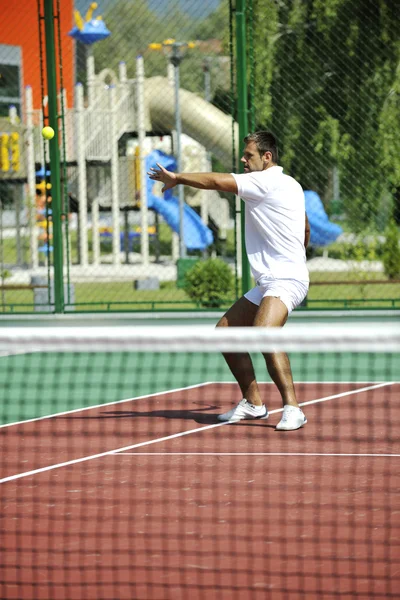 Joven Jugar Tenis Aire Libre Pista Tenis Naranja Mañana Temprano —  Fotos de Stock