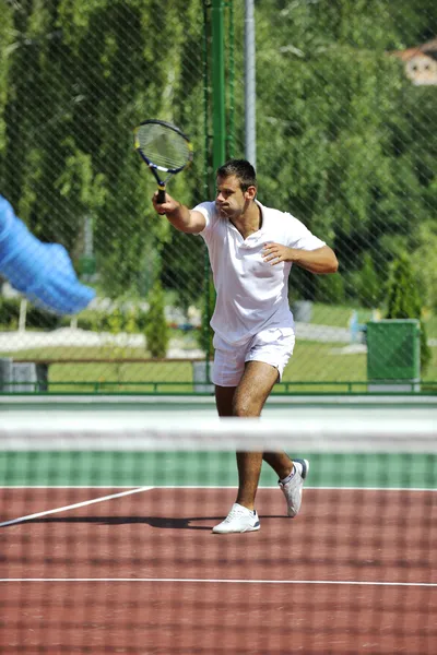 Genç Adam Play Tenis Açık Portakal Tenis Kortunda Sabah — Stok fotoğraf