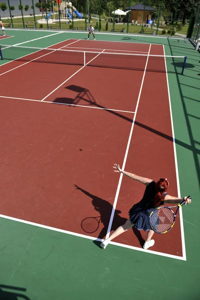 Jeune homme jouer au tennis en plein air — Photo