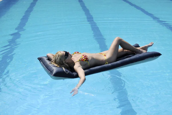 美丽的年轻女子放松 在游泳池玩得开心 — 图库照片