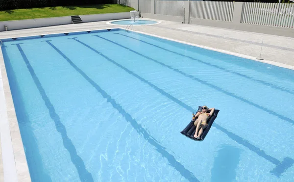 Schöne Junge Frau Entspannen Und Spaß Schwimmbad Haben — Stockfoto