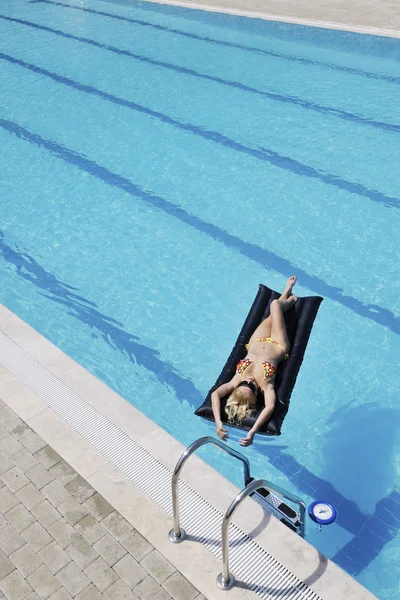 Güzel Bir Genç Kadın Dinlenmek Eğlenmek Yüzme Havuzu — Stok fotoğraf