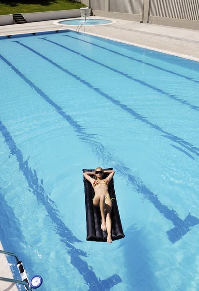 아름다운 여인 이 수영장에서 쉬고 있다 — 스톡 사진