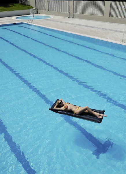 여자의 휴식과 수영장에서 즐거운 시간을 — 스톡 사진