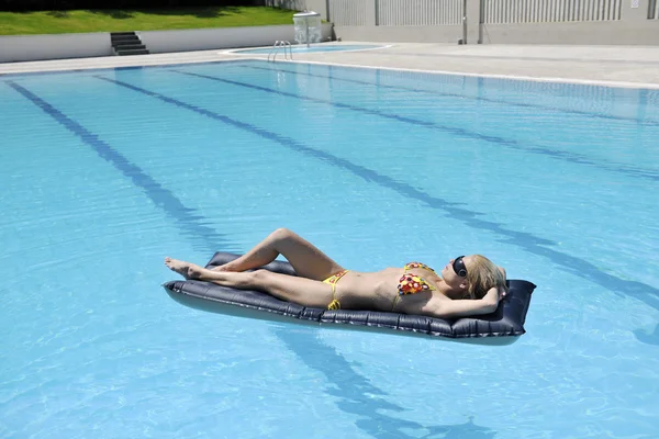 Красивая женщина расслабиться на бассейне — стоковое фото